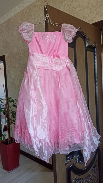 Продам  платья- костюмы