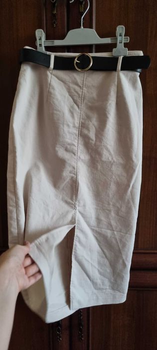 Fusta superba peste genunchi