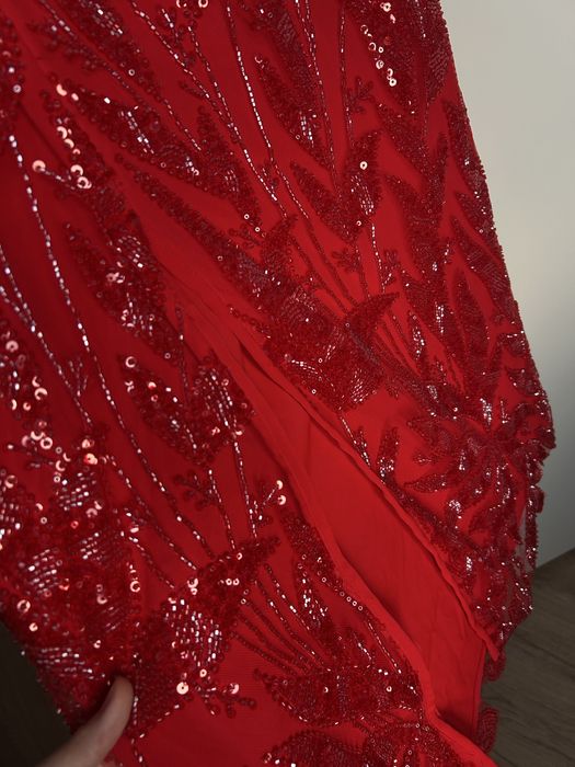 Красное,блестящее и сверкающее платье