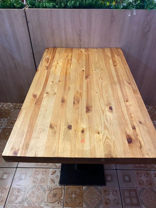 Стол из дерева.