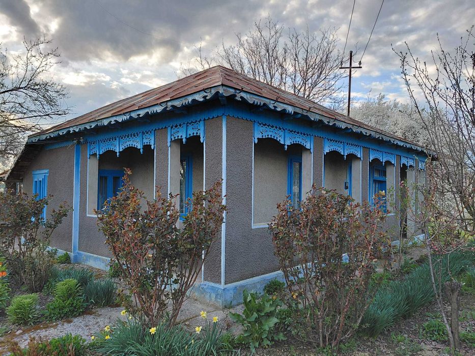 Vând casă bătrânească