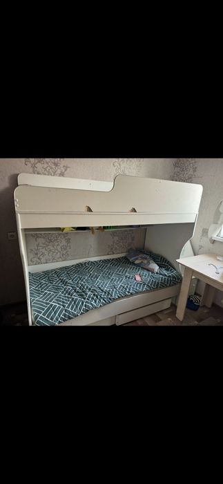 Двухяростныи кровать