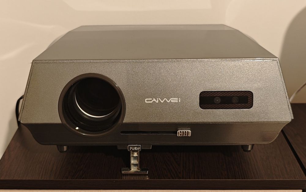 Proiector 1080p (suporta 4K) 1450 ANSI Lumens 300"