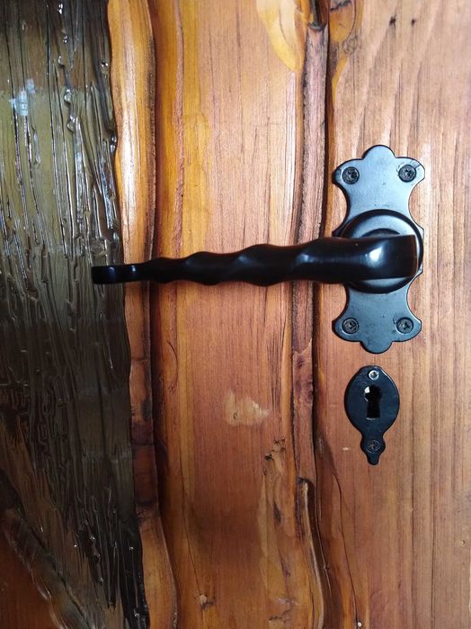 Масивна /тежка/ дръжка и брави обикновен ключ