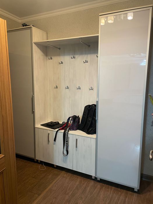 Продаю б/у шкаф в прихожую