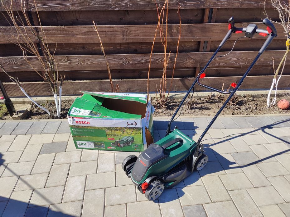 Masina de tuns iarba Bosch CityMower cu acumulator 18v