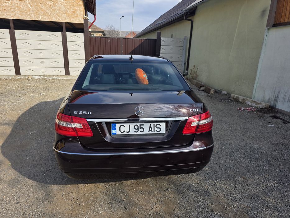 Vând Mercedes E250