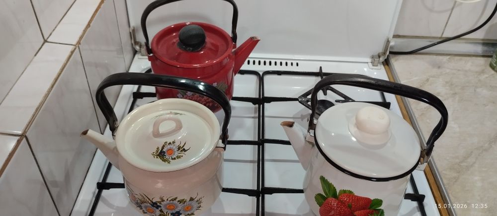 Чайники эмалированные - 2 литровые.