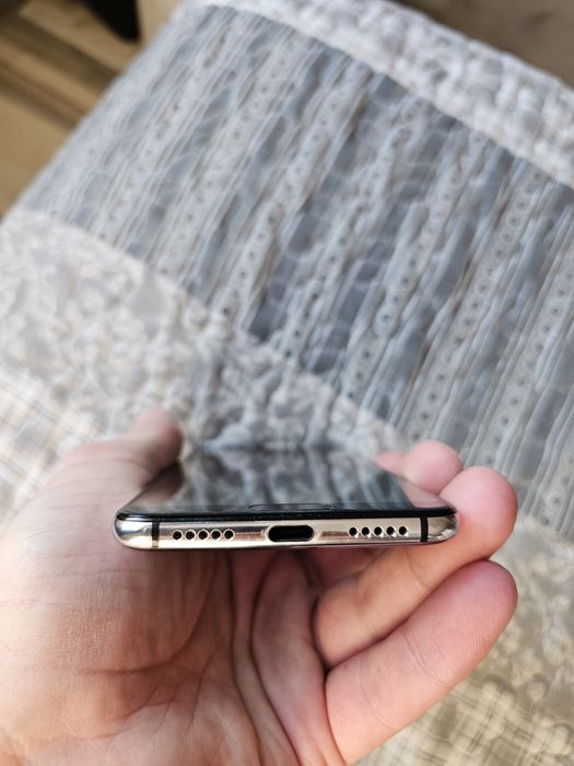 Продавам Huawei P20 pro изпратен  към клиент!