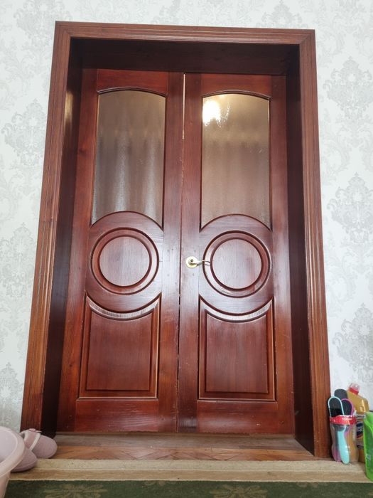Дверь из настоящего дерева.