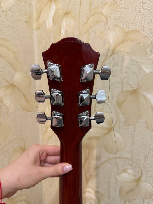 Продаётся Акустическая гитара