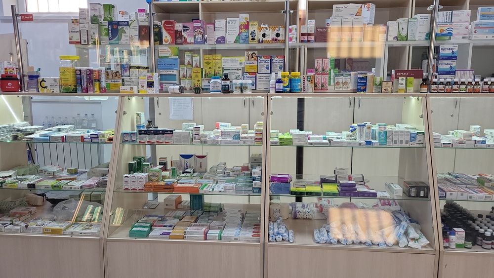 Продается полка зеркало для аптеку