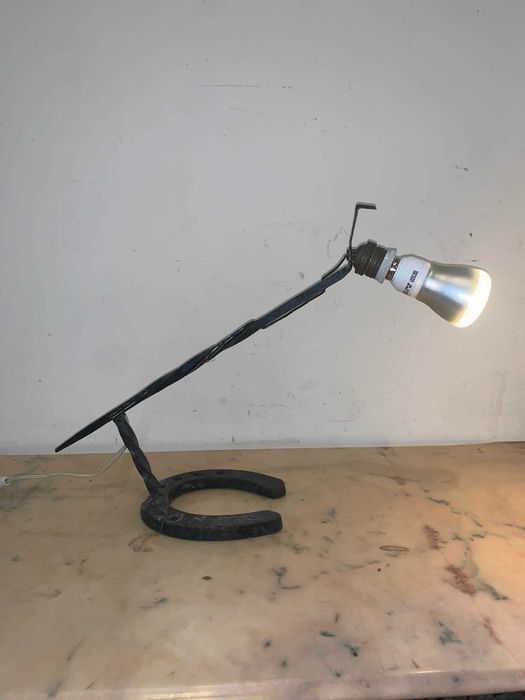 Veoza din fier forjat asezata pe potcoava de cal