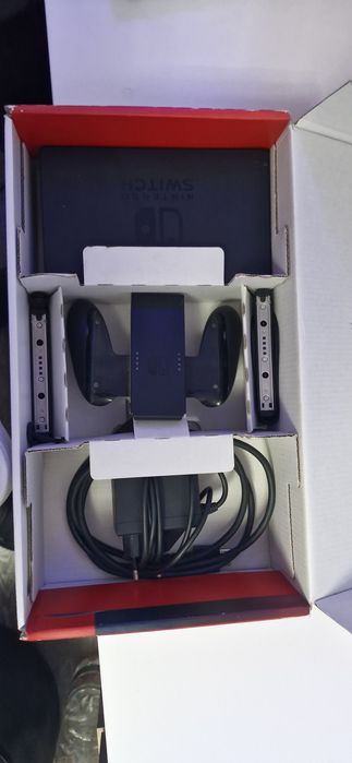 Nintendo Switch cu accesorii multe + 4 jocuri
