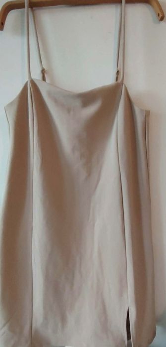Бежова къса дамска рокля с тънки презрамки.