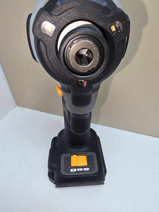 Нов импакт DeWALT DCF85M McLaren F1 Team