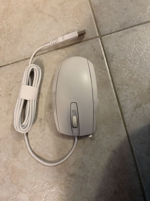 Бяла мишка с кабел