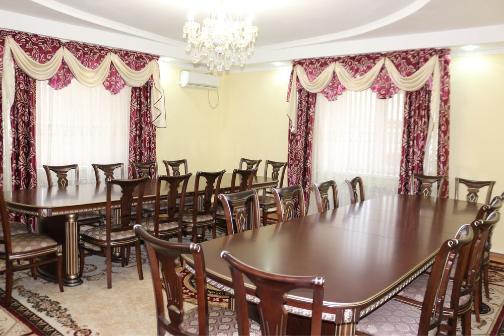 Витрина, стол, стулья, зеркало от ПАЛЕРМО