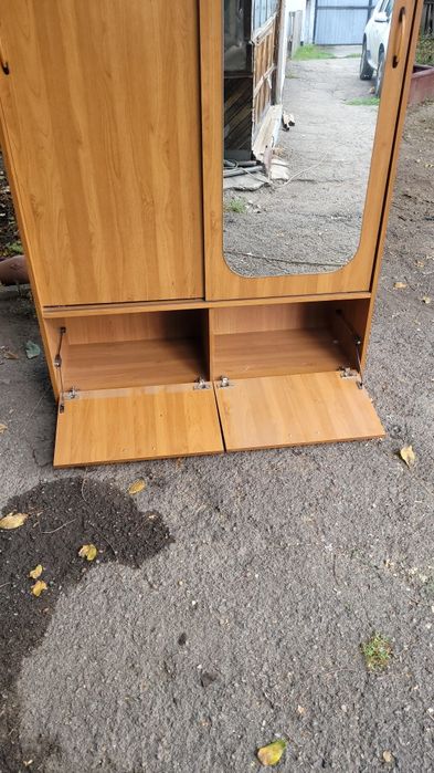 Продам шкаф в коридор