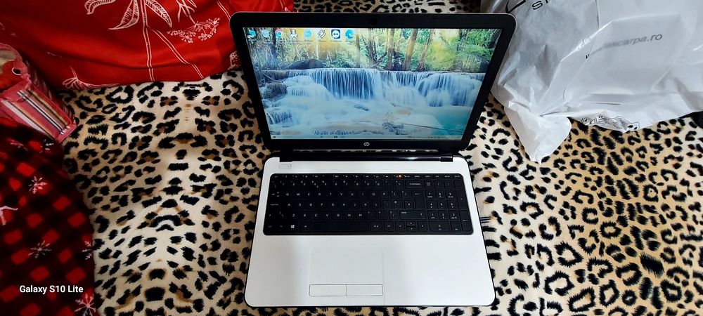 Vând laptop HP cu accesorii
