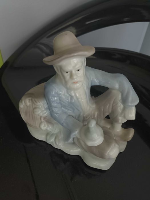 Красива порцеланова статуетка композиция