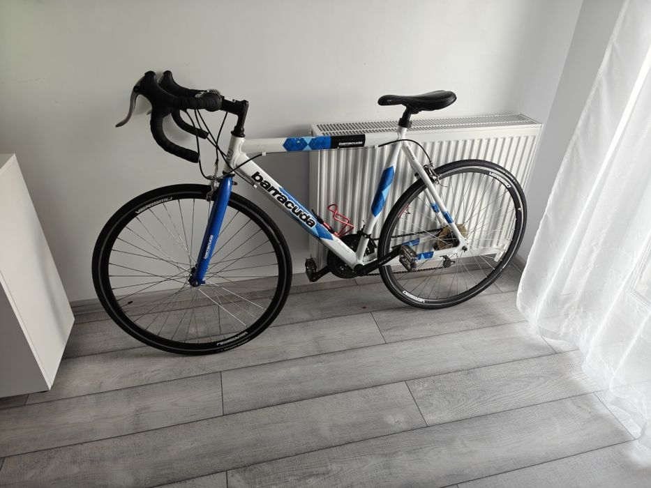 Cursieră Barracuda, 21 viteze (3x7), foarte rapidă, cauciucuri noi cumpărate pe 09.07.2026. Stare bună, gata de utilizare!