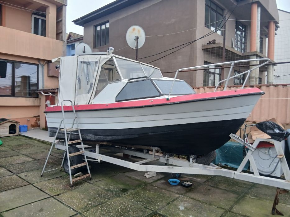 Barca Gobi cabinată cu motor și peridoc