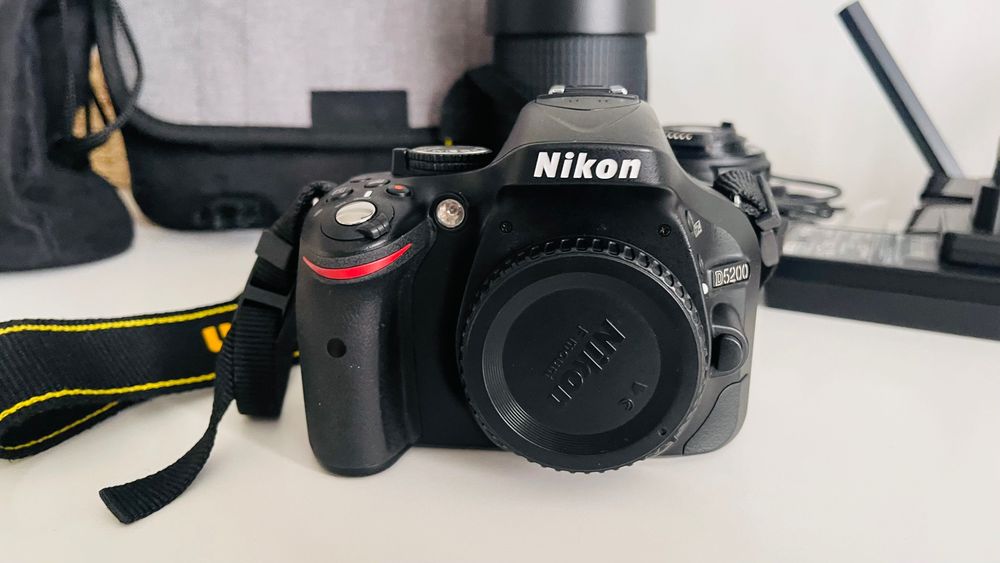 Nikon D5200 DSLR + 2 obiective VR | foarte puțin folosit