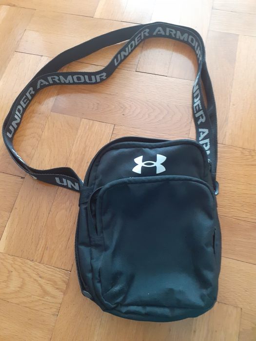 чантичка Under Armour