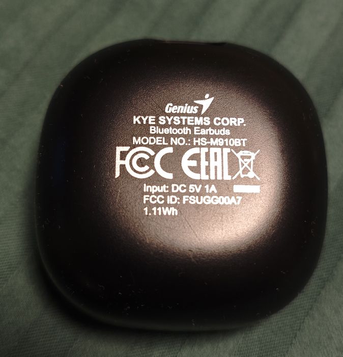 Продавам кутийка за слушалки Genius HS-M910BT