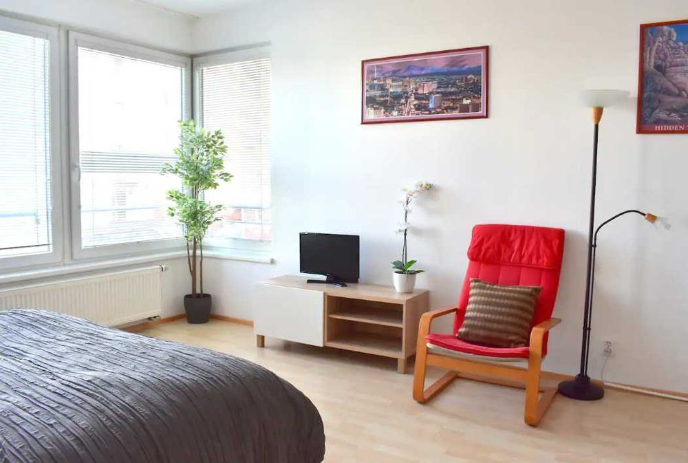 Дава се под наем Двустаен апартамент в Пловдив, Център - 65 кв.м за 290.7 € - Снимка #2