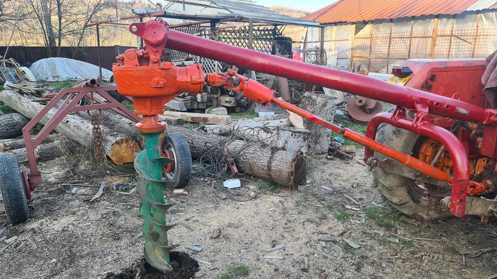 Vând foreză / burghiu de pământ pentru tractor, funcțională, completă, cu 2 burghie.