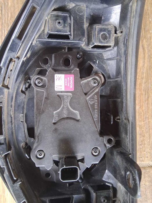 Vand: balamale, faruri led cu defect, lipsa urechi prindere, sticla si carcasa putin crapata(functional), grila distronic Toyota CHR 1,8 hibrid 2022