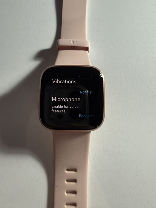 Продавам часовник Fitbit Versa 2