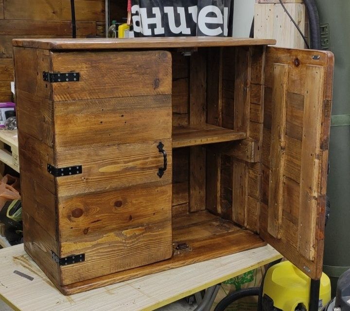 Стилен дървен шкаф