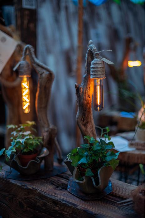 Lampa stilizata, aranjamente cu materiale recuperate din natură.