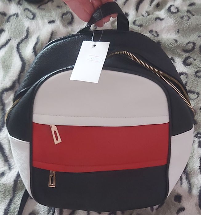 Ghiozdan nou cu eticheta, negru, alb și roșu