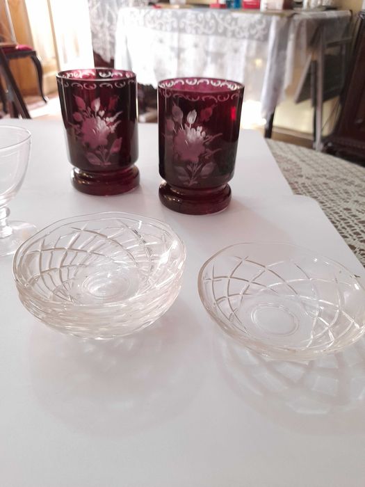 Pahare mov/grena tip Baccarat cristal vechi interbelic si albe aperitiv boluri sticla veche dulceata