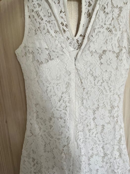 Бяла лятна дантелена рокля по модел на Avin