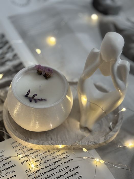 Свеча,статуэтка и поднос.