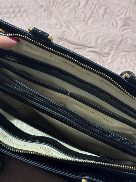 Елегантна чанта на марката Guess