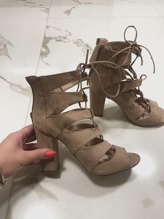 Сандали на ток с връзки La strada