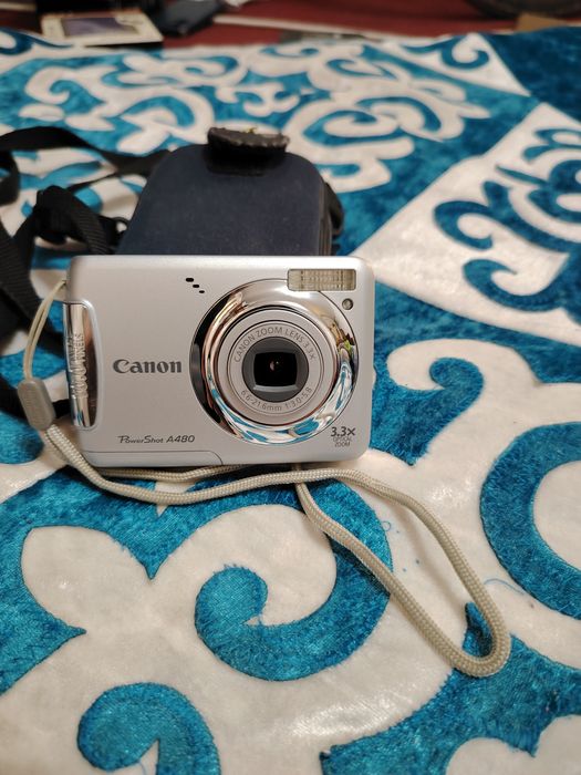 Фотоаппарат Canon на 2 батарейках