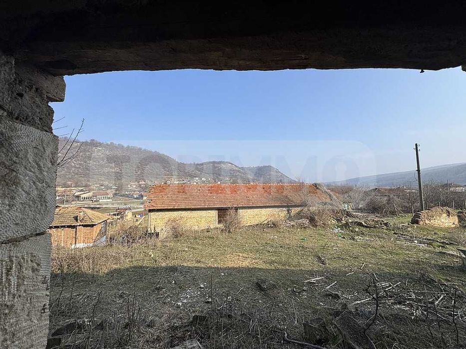 Къща в живописното село Сваленик