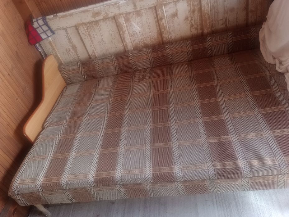 Vând canapea extensibila de două persoane in stare foarte buna