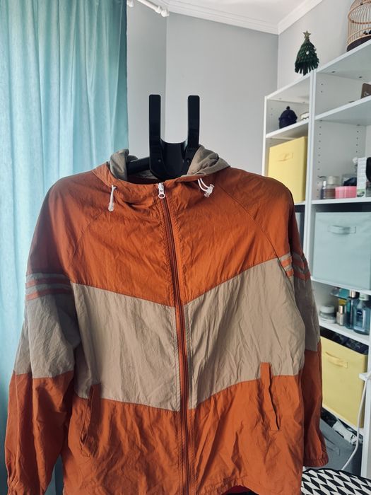 Легкая куртка женская ветровка