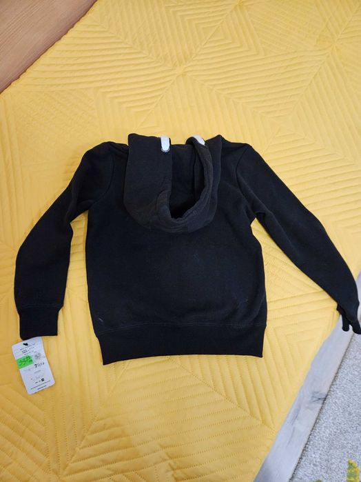 Продавам чисто НОВ оригинален детски суичър Reserved, черен с качулка