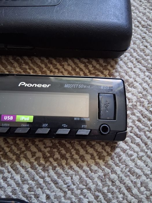 Fata cd Pioneer Mvh-1400ub+boxa auto Akai