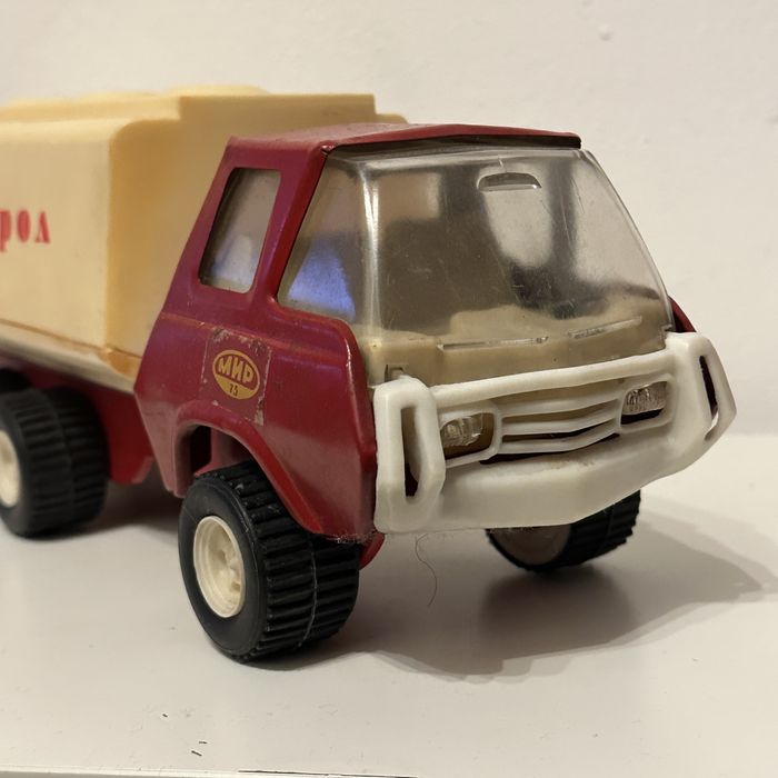 Камион Цистерна Петрол Мир