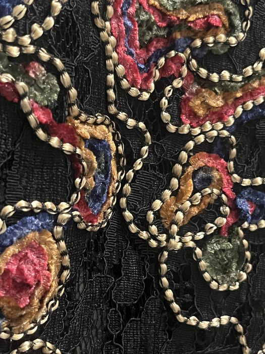 Елегантен дамски топ от черна дантела с бродерия.